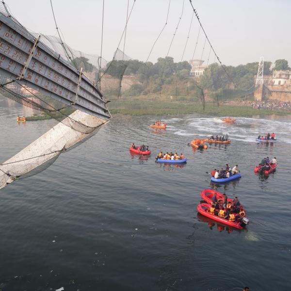 India, almeno 140 le vittime del crollo di un ponte pedonale nel Gu…