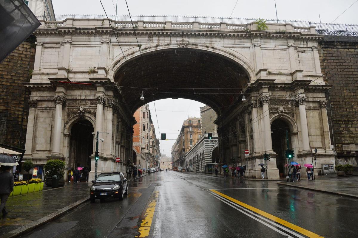 Genova, commerciante sale sul Ponte Monumentale e minaccia il suicidio