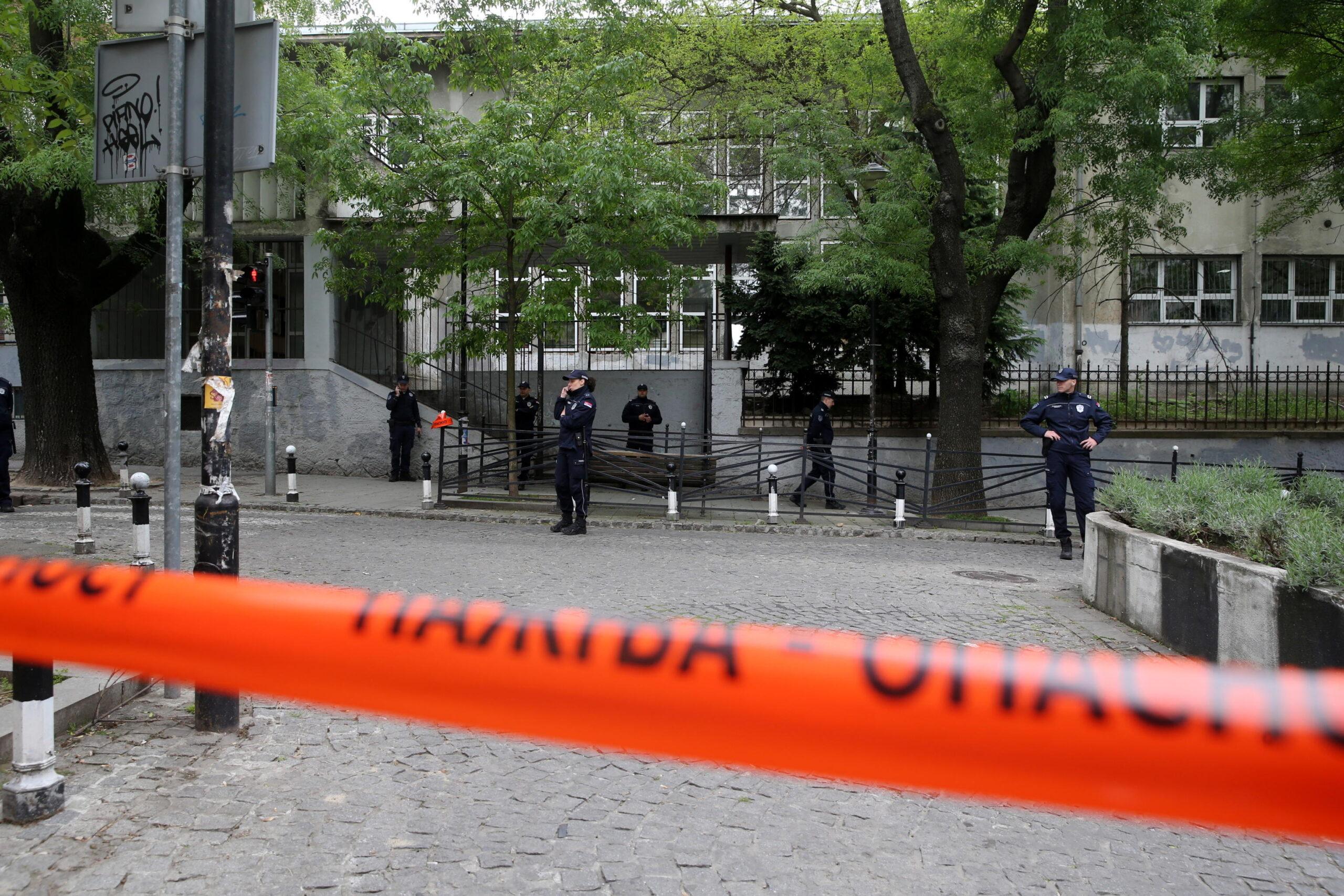 Strage nella scuola di Belgrado, il killer 13enne si ritiene “uno psicopatico che ha bisogno di calmarsi”