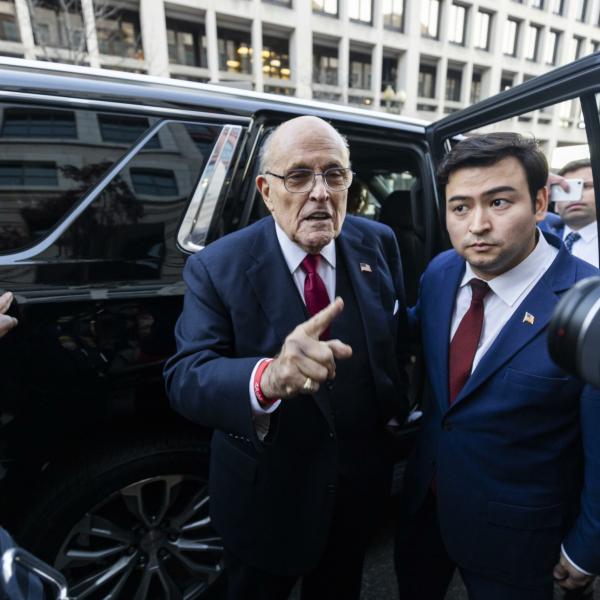 Ex sindaco di New York Rudy Giuliani condannato per diffamazione: dovrà pagare 148 milioni di dollari