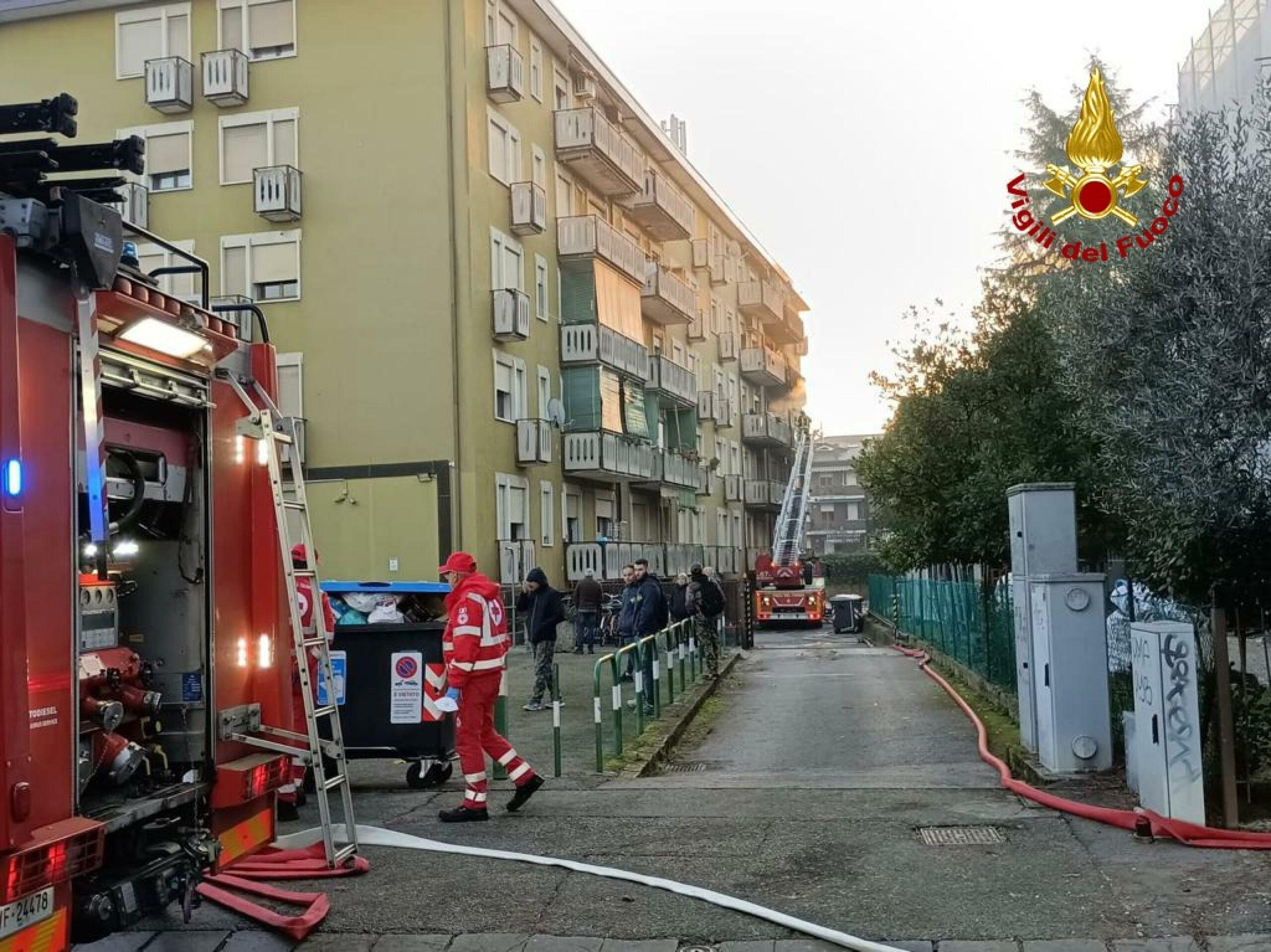 Milano, incendio in un condominio di Bresso: a fuoco il tetto, il sindaco: “Non aprite le finestre”