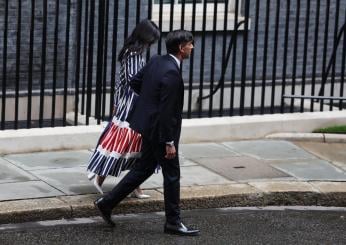 Elezioni in Inghilterra 2024, il discorso del premier uscente Sunak: “Mi dispiace per questo risultato. Starmer? Gli auguro il meglio” poi lascia Downing Street mano nella mano con la moglie | VIDEO