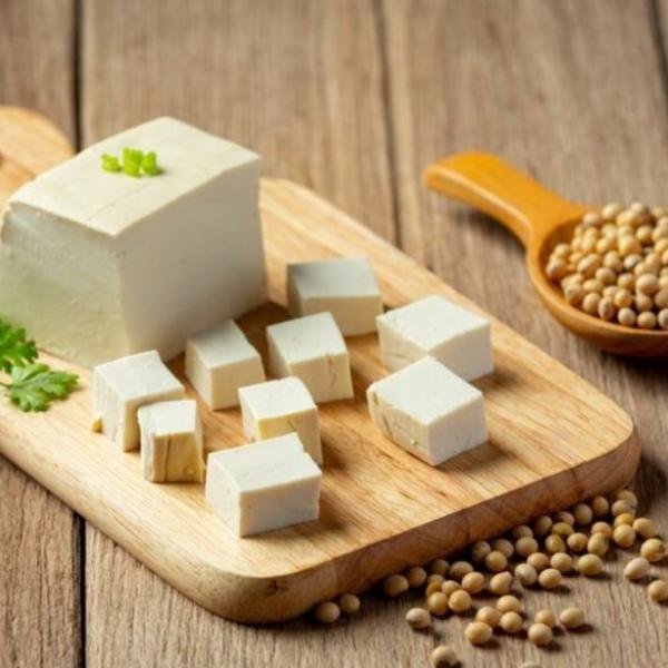 Ecco a cosa fa bene il tofu, se fa ingrassare e quali sono le controindicazioni