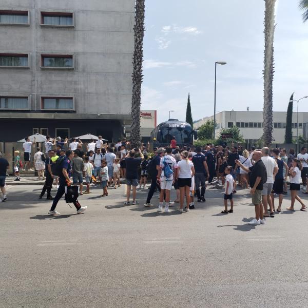 Juventus, il pullman dei bianconeri arriva a Pescara per l’amichevole contro il Brest | VIDEO