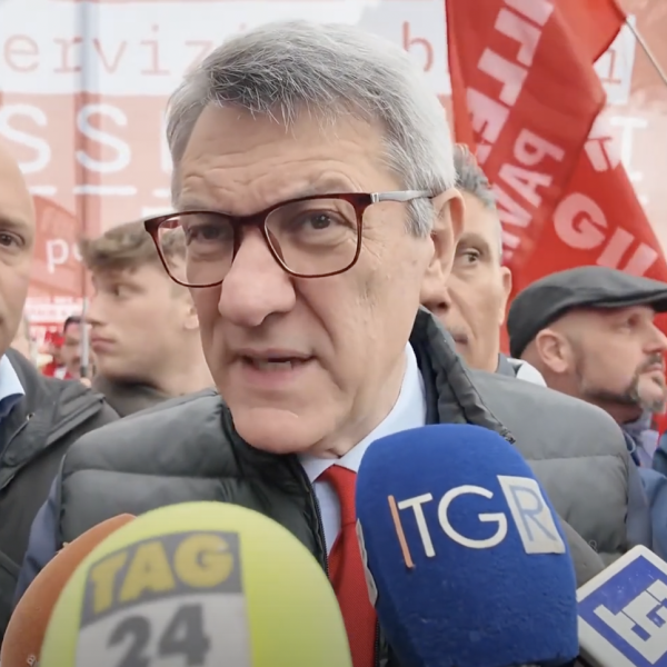 Manifestazione sindacati a Roma, Landini (CGIL): “Il mondo del lavoro non ce la fa più”. Sull’aborto: “E’ un attacco alla democrazia”| VIDEO