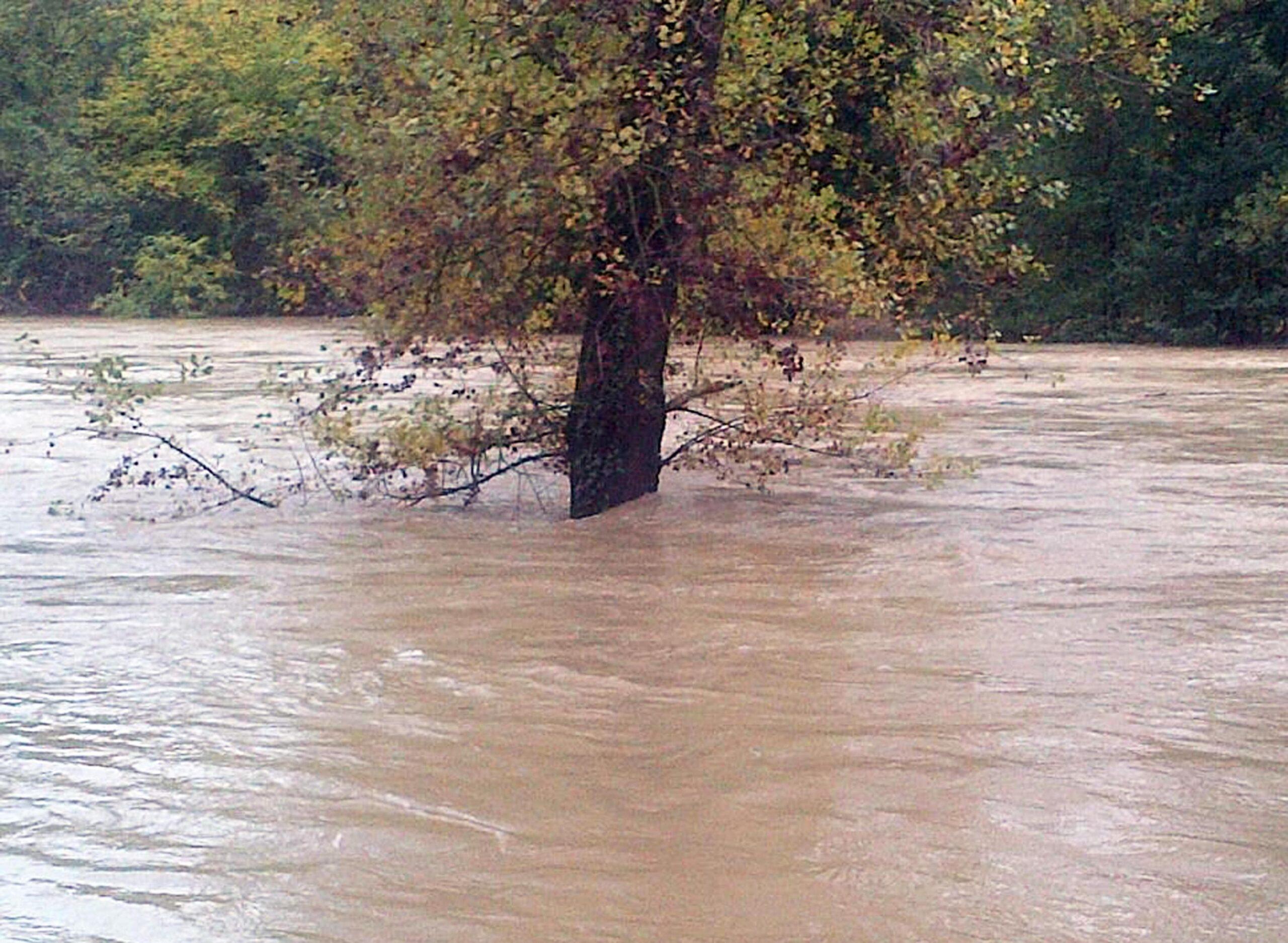 Maltempo in Umbria oggi 23 giugno 2023: bomba d’acqua su Assisi, esondazioni e allagamenti | FOTO e VIDEO