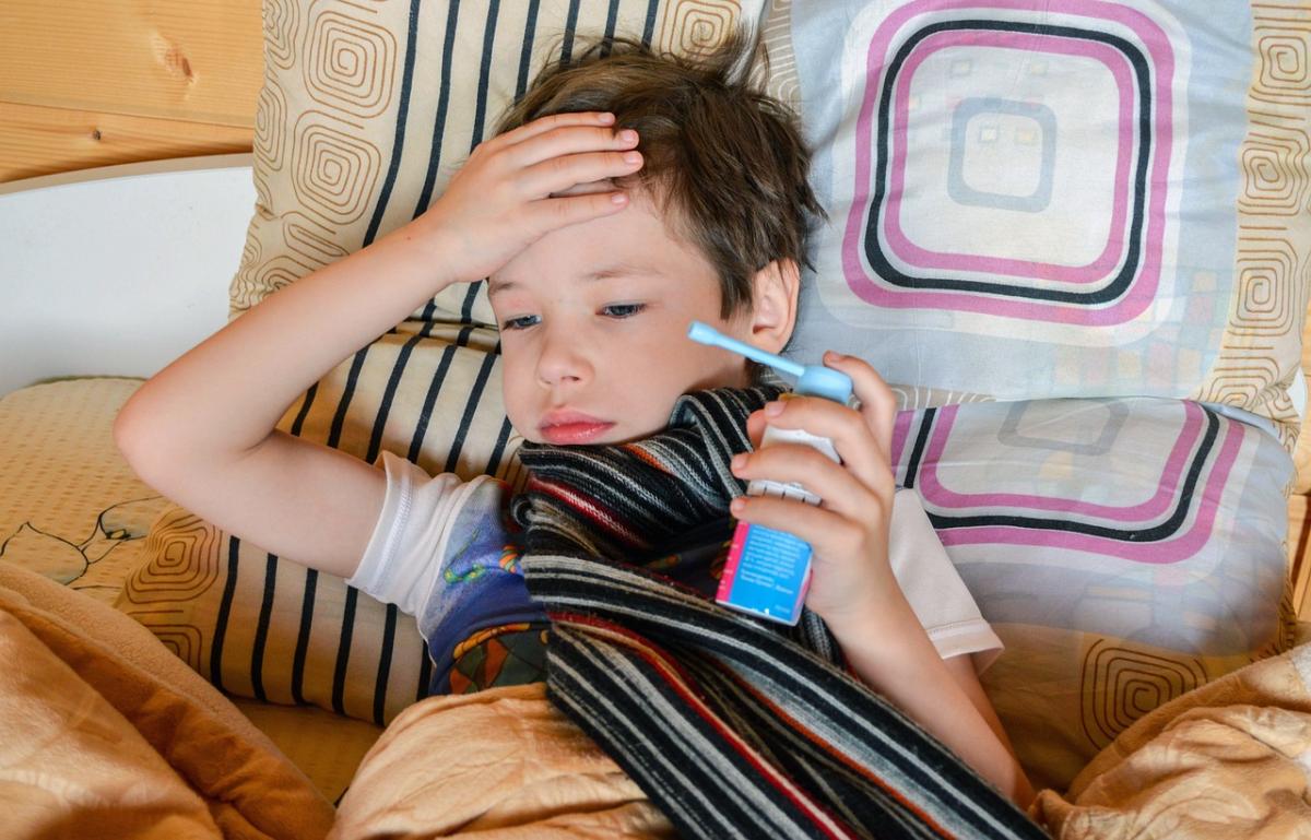 Streptococco bambini, come riconoscere i sintomi, quanto dura l’infezione e quando serve l’antibiotico