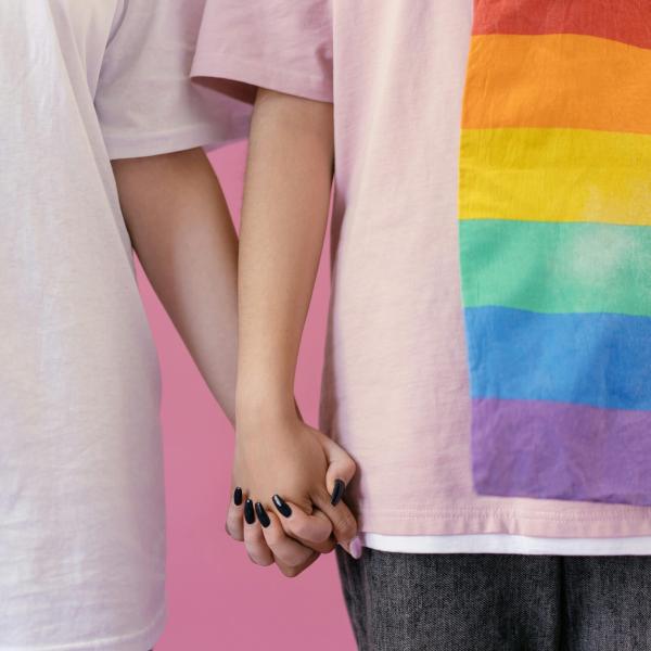 Thailandia, il Senato approva la legge sui matrimoni gay: le coppie potranno anche adottare