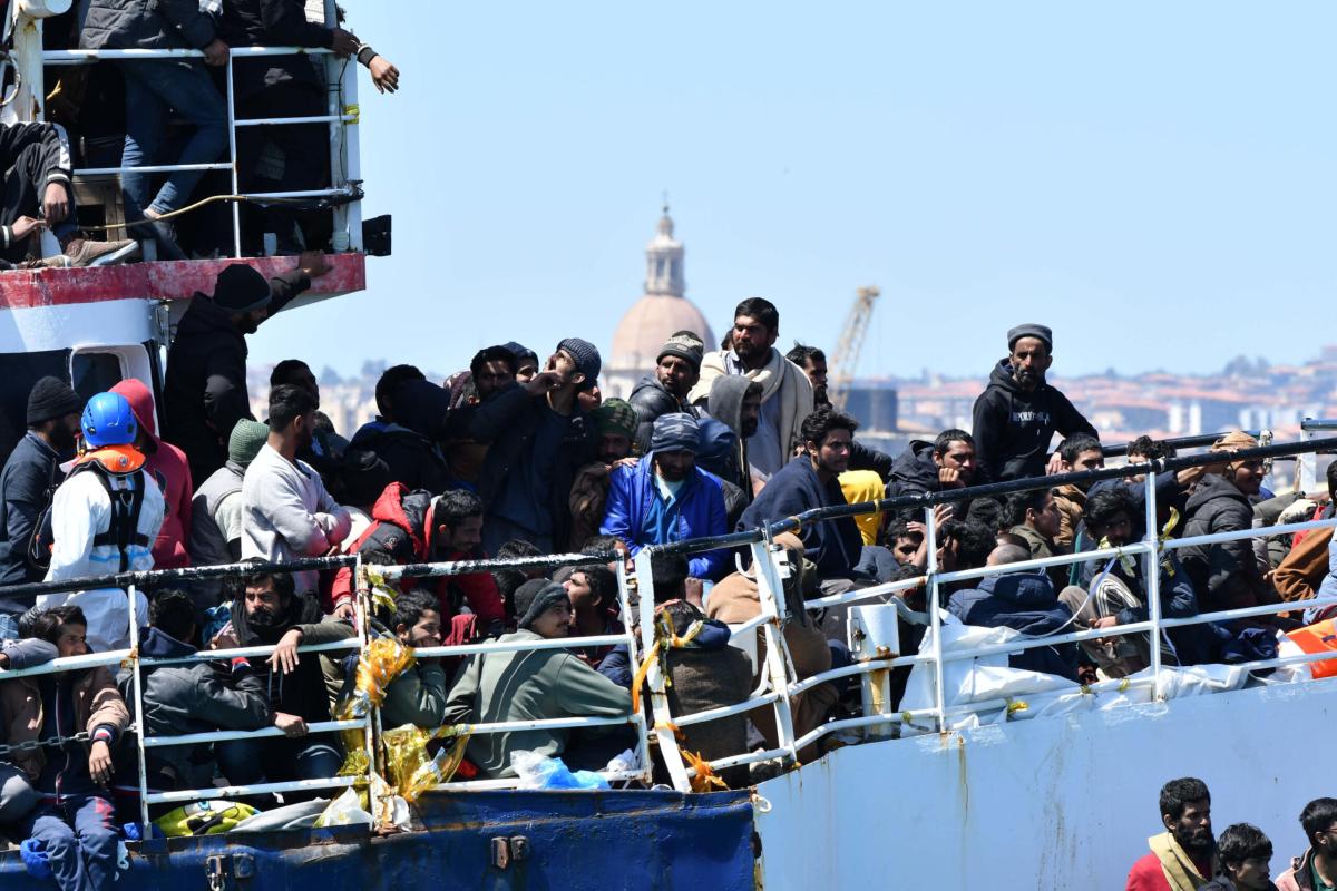 Catania, sbarcati nel porto 700 migranti. Dieci morti al largo dell…