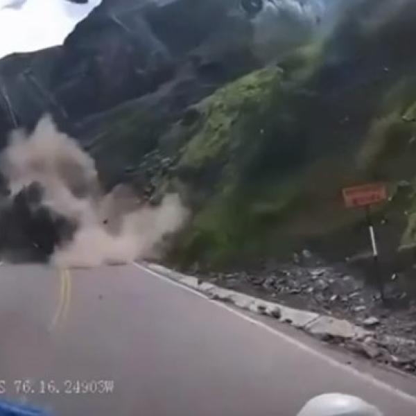 Video shock dal Perù: enormi massi franano sulla strada e colpiscono in pieno due camion