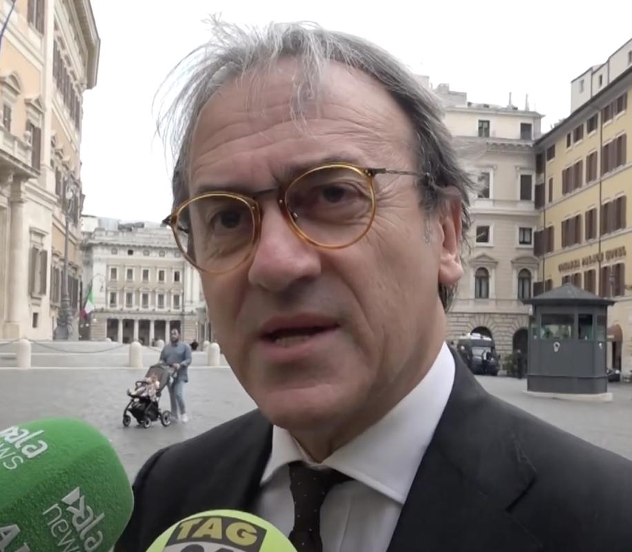 Dossieraggio Banca Intesa, spiato anche Bonelli che attacca Meloni: “La smetta col vittimismo” | VIDEO