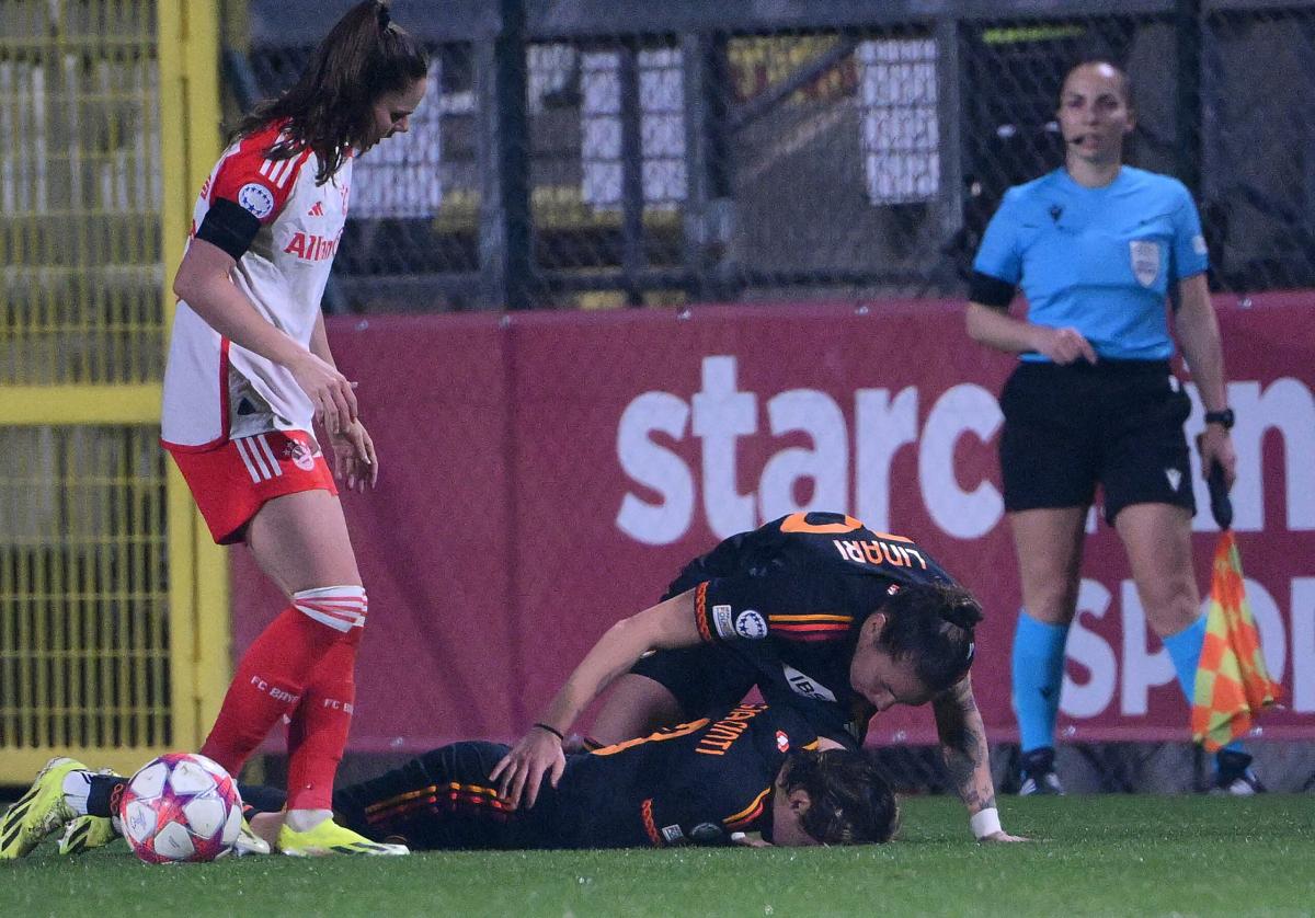 Champions League femminile, Roma – Bayern Monaco paura per Giacinti: si accascia a terra per un malore,  esce in barella ma sta bene