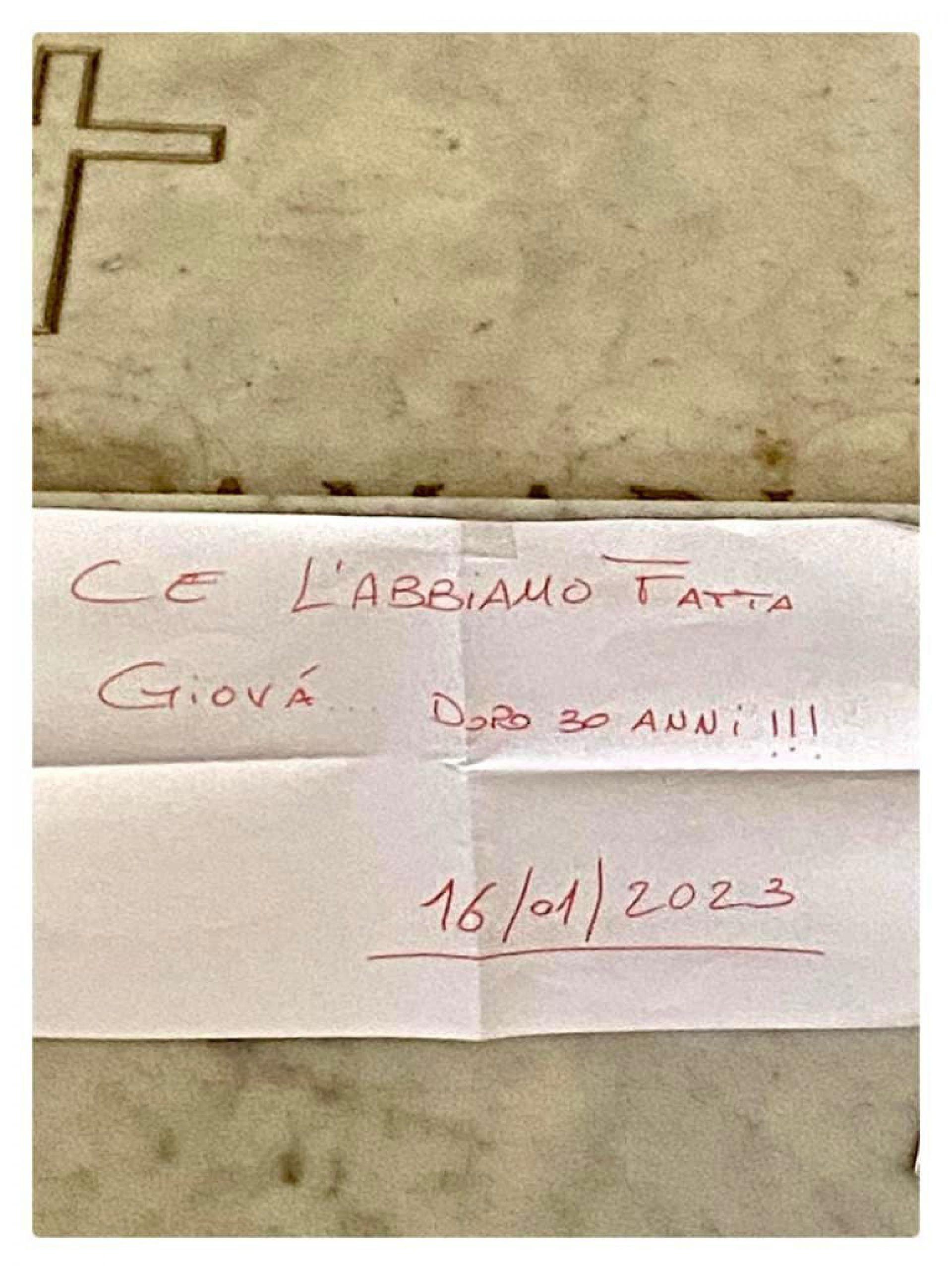 Folla di palermitani sulla tomba di Giovanni Falcone. Spunta un biglietto misterioso: “Ce l’abbiamo fatta Giovà”