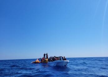 Libia, barcone si rovescia durante il trasbordo: Alarm Phone accusa l’Italia di aver ritardato i soccorsi