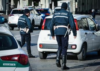 Lecce, minaccia con un cavatappi una donna e aggredisce un agente: …