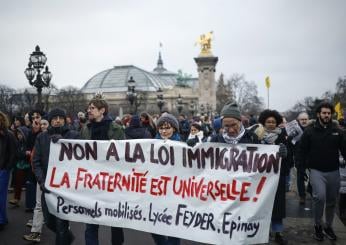 Francia, il Consiglio Costituzionale respinge più di un terzo del testo della legge sull’immigrazione