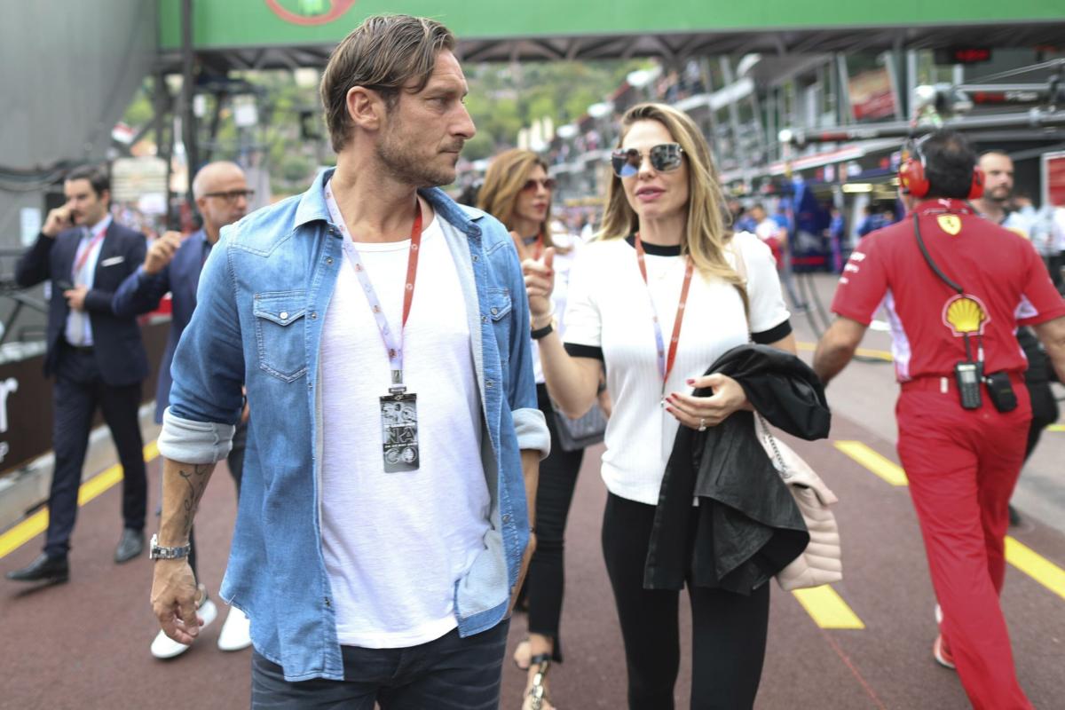 Ilary Blasi e Francesco Totti, Pasqua da divorziati: la conduttrice a Roma senza Bastian, il calciatore alle Maldive con la famiglia allargata, le foto sui social