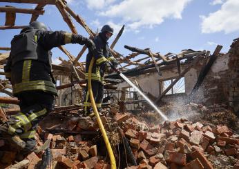 Guerra in Ucraina, l’incendio causato dall’attacco russo nell’oblast di Kiev ha richiesto oltre 15 ore per essere spento. Continua il percorso degli ucraini per entrare nella Nato