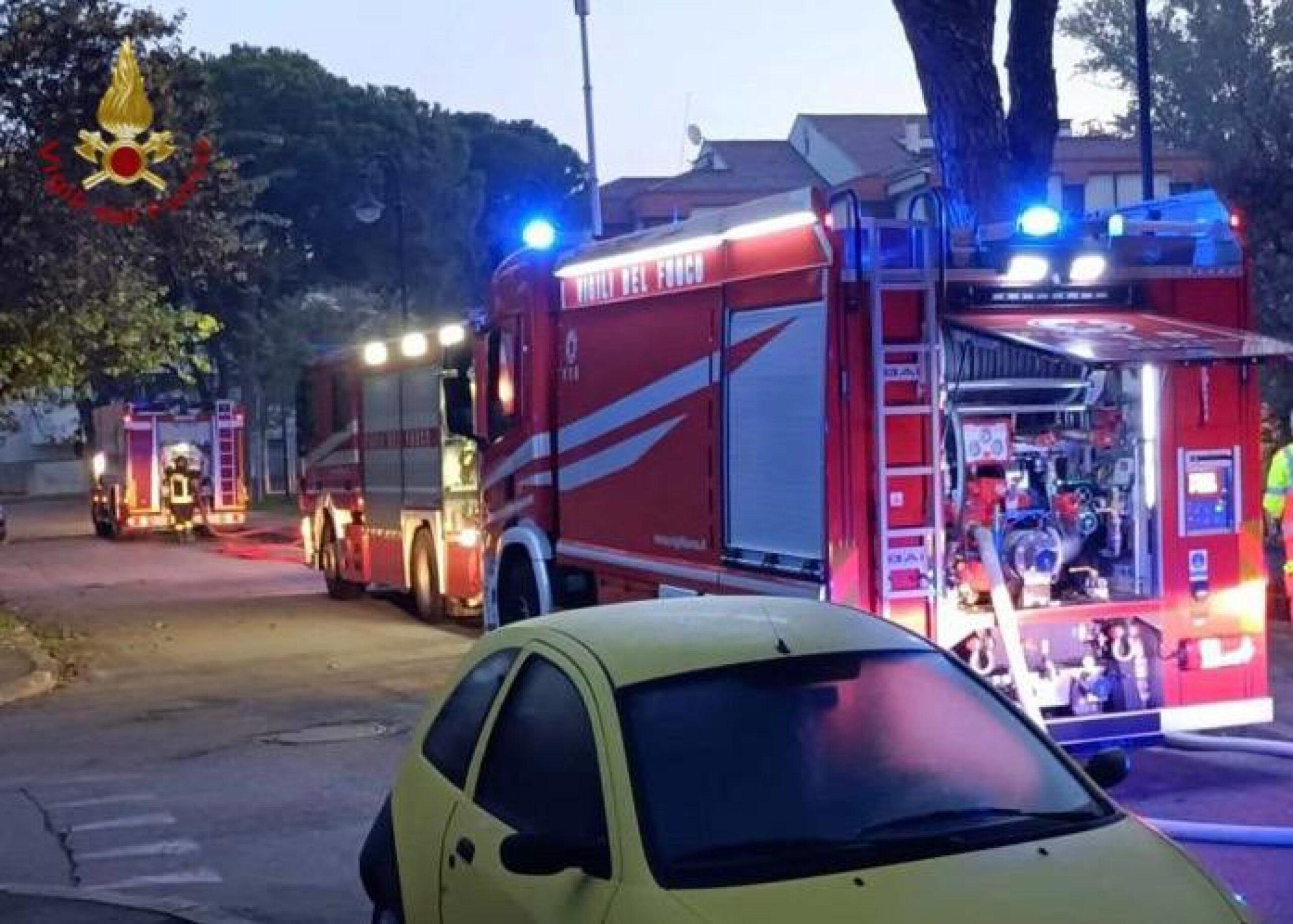 Roma, incendio ad Anzio vicino allo stabilimento della Ecoimballaggi: nube di fumo visibile da lontano