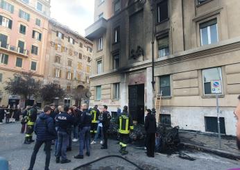 Roma, incendio nel quartiere Prati: le fiamme danneggiano auto e motorini | VIDEO