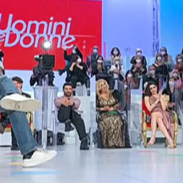 Alessandro e Pamela tornano a Uomini e Donne: sono in crisi, ma interviene Maria De Filippi