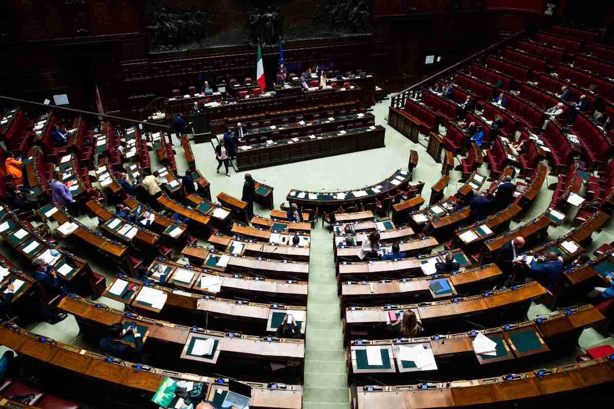 Da “Camera dei deputati” a “Camera delle deputate e dei deputati”: è l’ultima legge presentata dal Pd