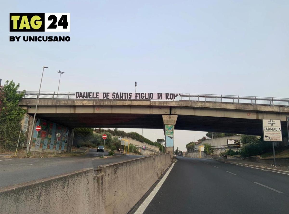 Roma, nuovo striscione per Daniele De Santis: “Figlio di Roma” appare sul cavalcavia a via Boccea | FOTO