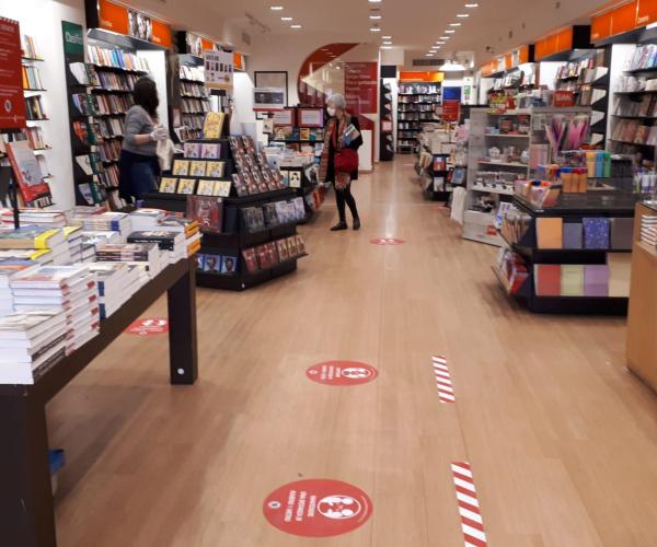 Feltrinelli, dipendenti in agitazione, Fisascat: “Neo assunti discriminati con il salario di ingresso”