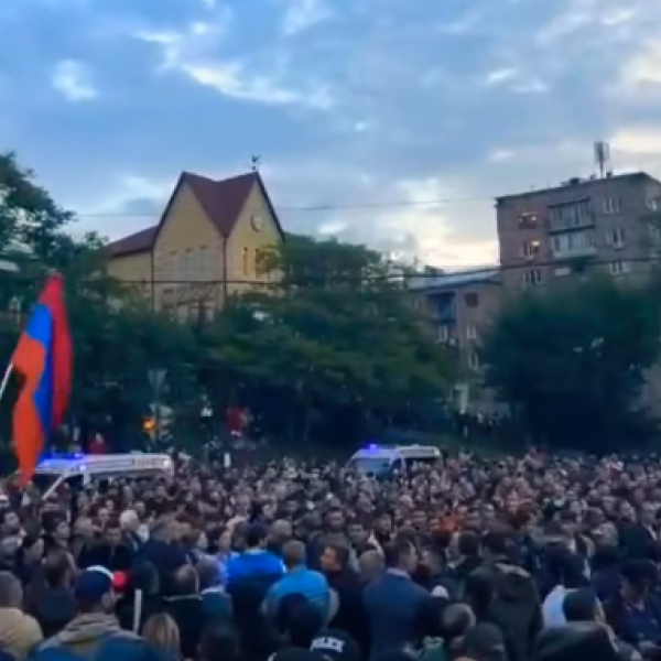 Armenia, proteste nella capitale Erevan contro il premier Pashinyan per le concessioni territoriali all’Azerbaigian: 273 arresti | VIDEO