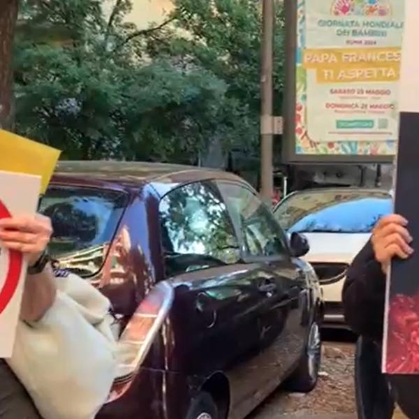 Manifestazione “No Fur Rome” davanti negozio Max Mara di Viale Marconi a Roma: “Il brand non utilizzi pellicce”l VIDEO