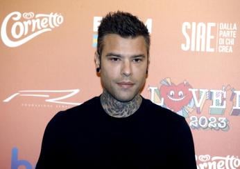 Fedez e il nuovo tatuaggio con la faccia della figlia Vittoria scat…