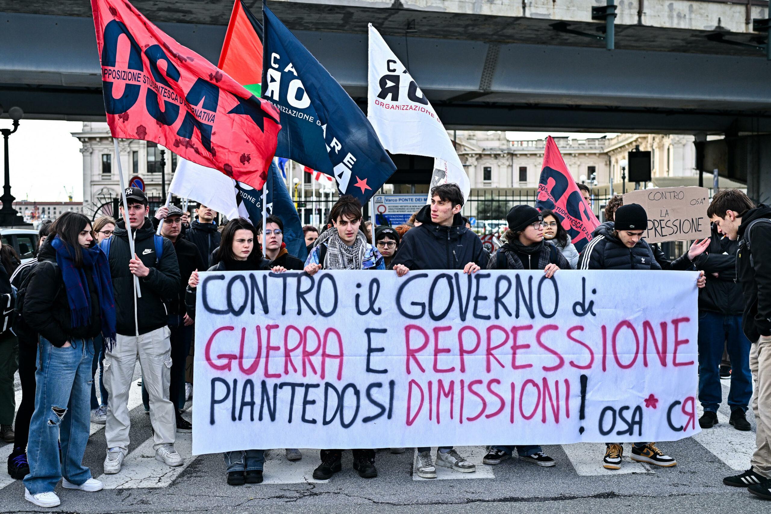 Genova, studenti e portuali contestano Salvini e Piantedosi all’apertura del cantiere per il tunnel subportuale