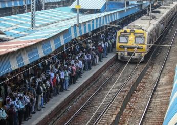 India, scontro tra treno passeggeri e convoglio merci: almeno 5 morti | FOTO