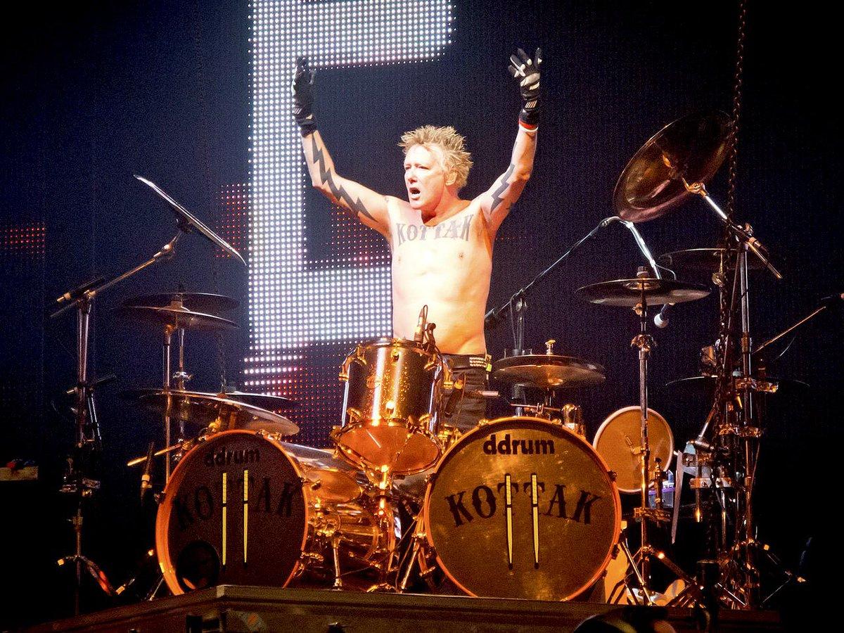 Addio a James Kottak: causa morte, carriera, moglie e figli del “mitico” batterista degli Scorpions