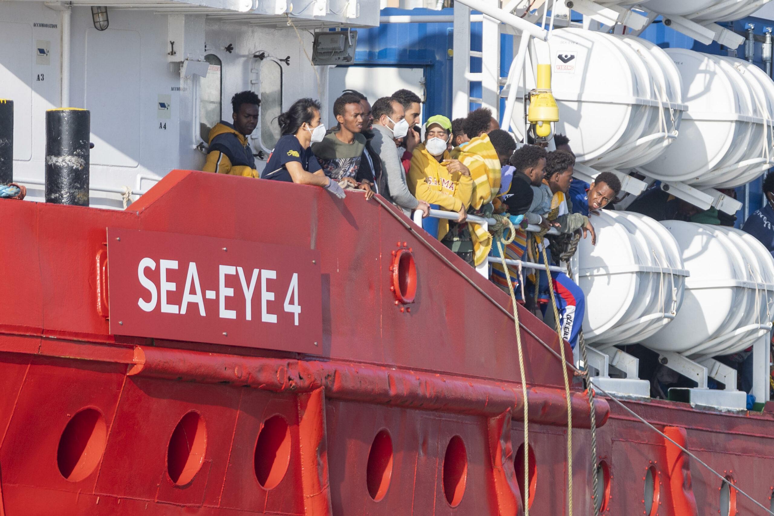 Reggio Calabria, in corso lo sbarco della Sea Eye 4 con a bordo 144 migranti: tra loro anche diversi bambini