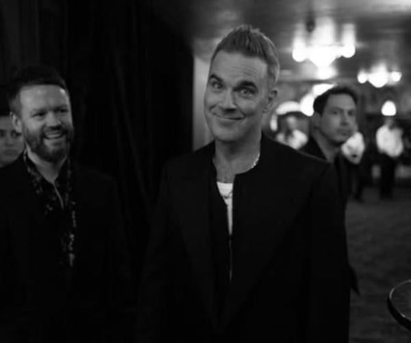 Robbie Williams ha deciso di prendere il diploma a 50 anni, dopo le diagnosi di dislessia e ADHD