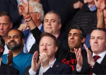 Regno Unito, il premier Rishi Sunak esulta per la promozione del Southampton in Premier League: insulti dai tifosi del Leeds | VIDEO