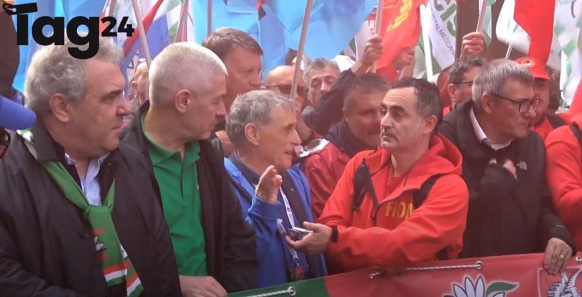 Stellantis, la manifestazione dei sindacati contro il colosso dell’automotive: “Transizione usata per cancellare posti di lavoro” | VIDEO