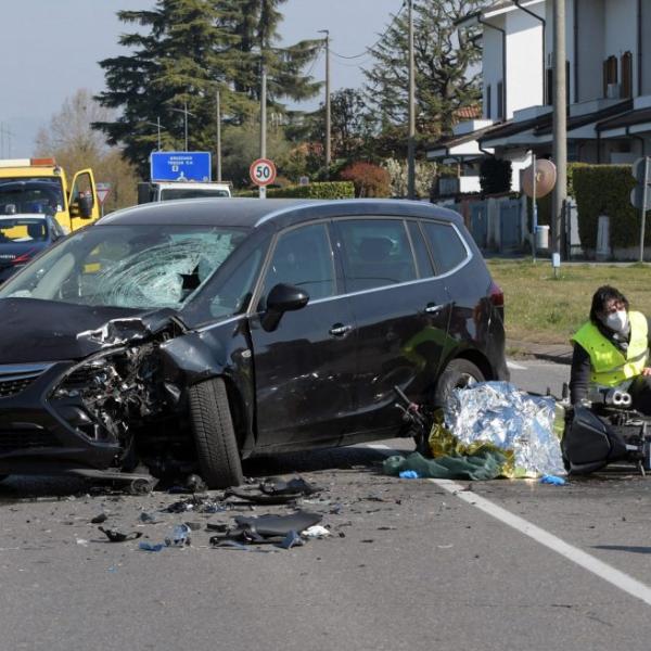 Incidente sulla Cilentana, scontro tra auto e moto sulla SS18: morto un ragazzo di 22 anni