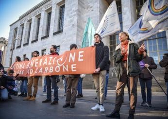 Attivisti di Ultima Generazione imbrattano con la vernice la sede della Regione Toscana