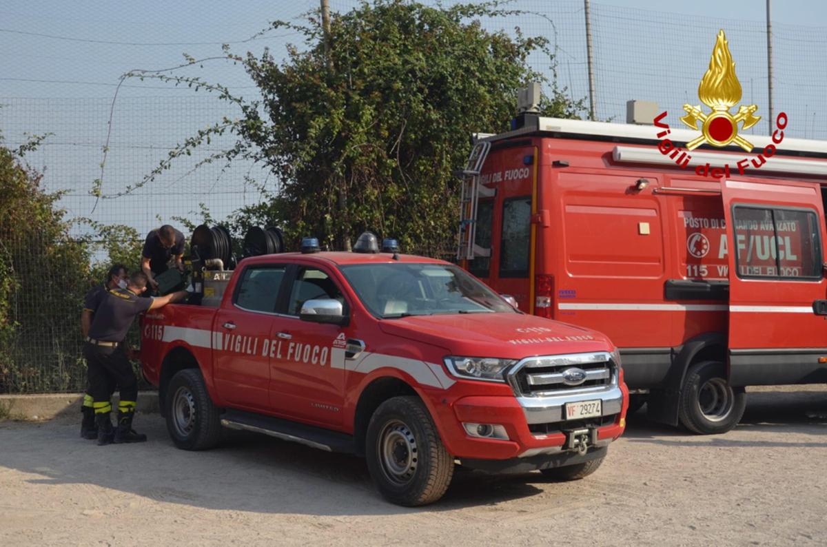 Incendio Bevagna, brucia un capannone con una colonna di fumo visib…