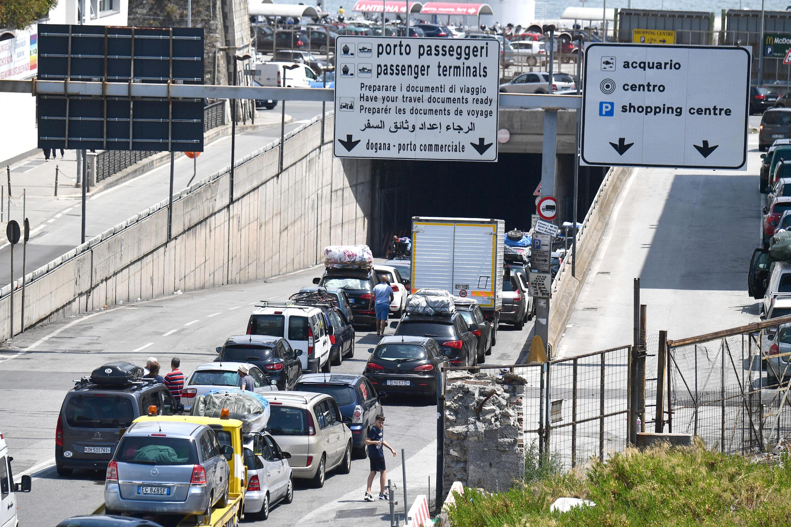 Incidente a Serravalle, chiusa l’A7: due motociclisti feriti nell’impatto