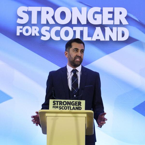 Chi è Humza Yousaf, il premier scozzese dimissionario e leader del Partito Nazionalista