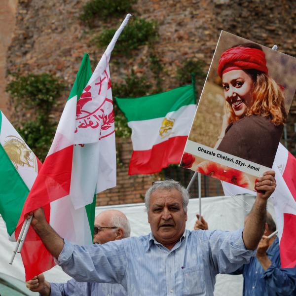 Morte Raisi, anche a Roma i rifugiati festeggiano in piazza con musica e dolcetti: “E’ la gioia del popolo iraniano” |VIDEO