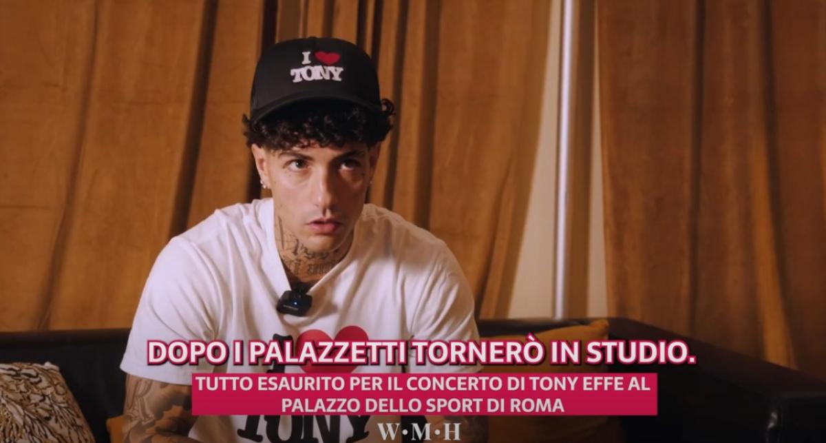 Tony Effe e il grande successo al Palazzo dello Sport di Roma. L’amore con l’influencer Giulia De Lellis è ufficiale