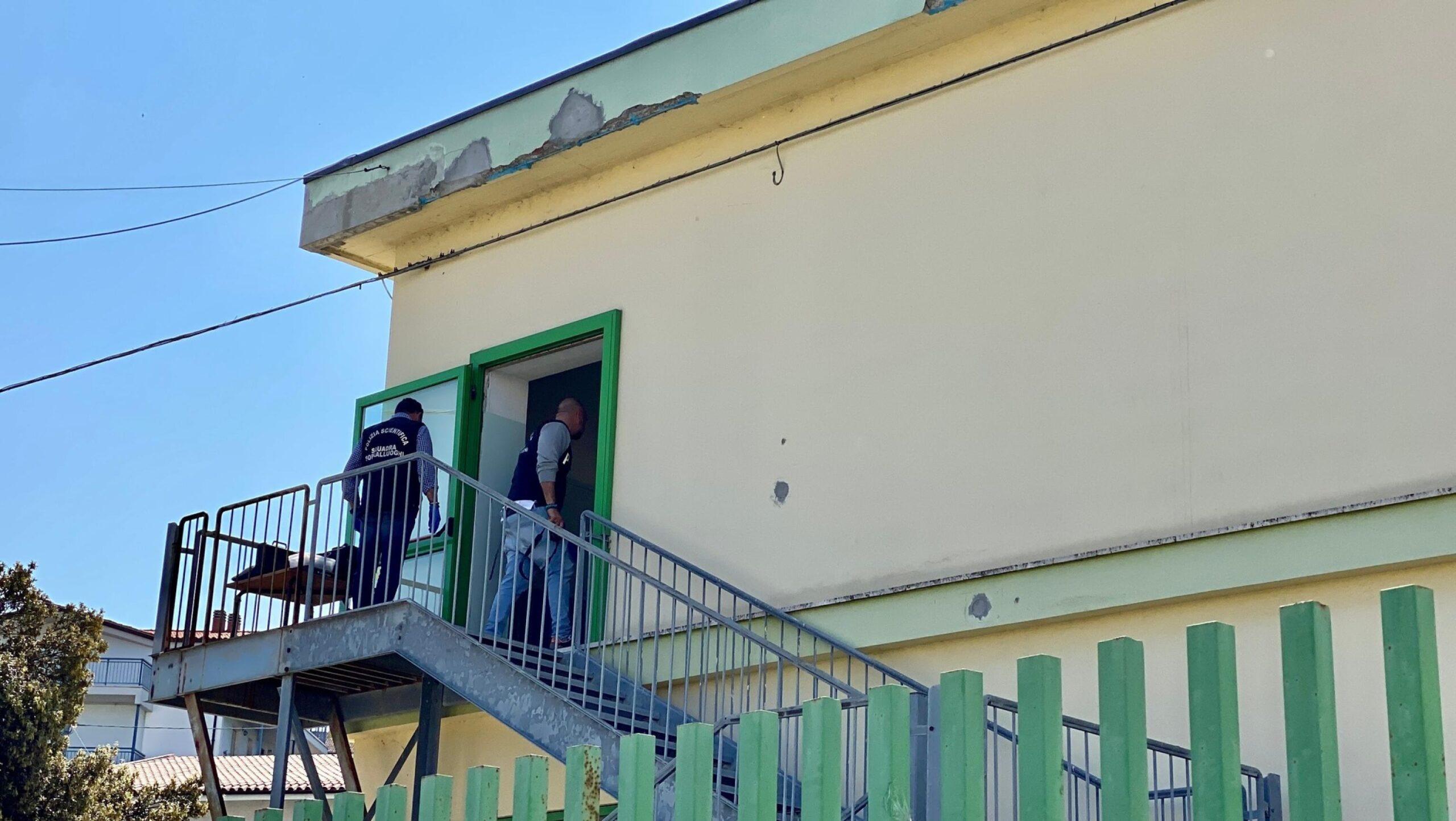 Pescara, cade dalla finestra della scuola: 13enne in gravi condizioni