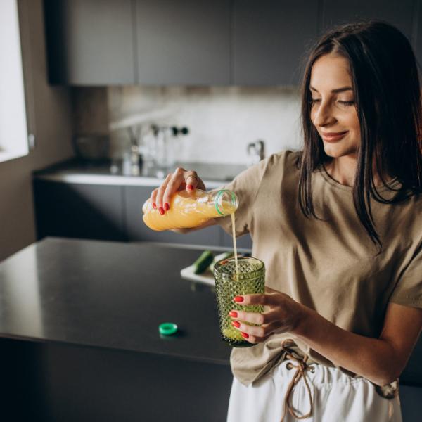 Cosa bere al posto di acqua e limone al mattino: quali sono i benefici e i consigli per il consumo