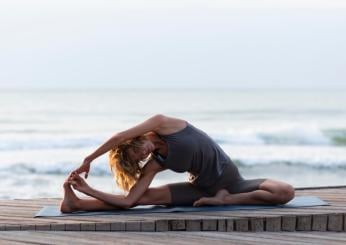 Come si fa lo yoga in spiaggia? Gli esercizi migliori