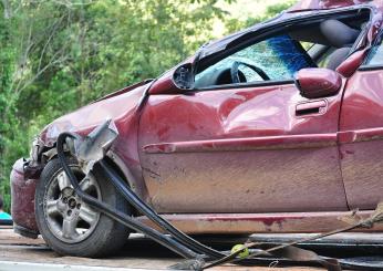 Foggia, sbanda con l’auto e finisce fuori strada: morto un uomo a San Giovanni Rotondo