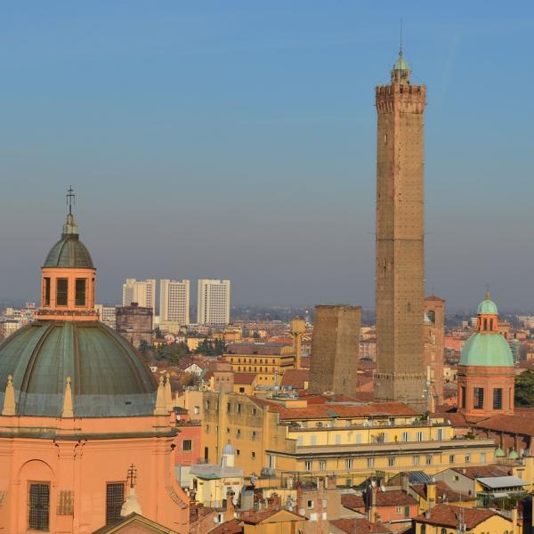 Bologna, chi è il dipendente comunale accoltellato nel quartiere Santo Stefano? E’ in gravissime condizioni